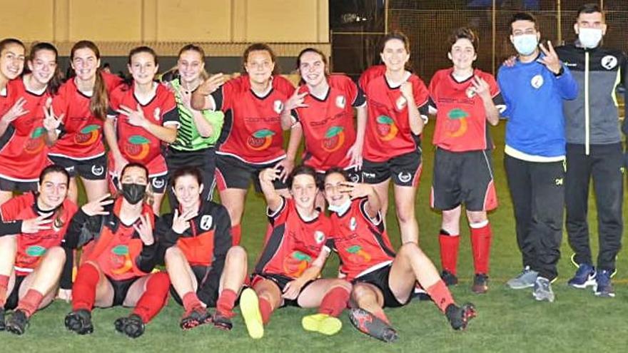 Jugadoras y técnicos celebran la primera victoria liguera. | CFM