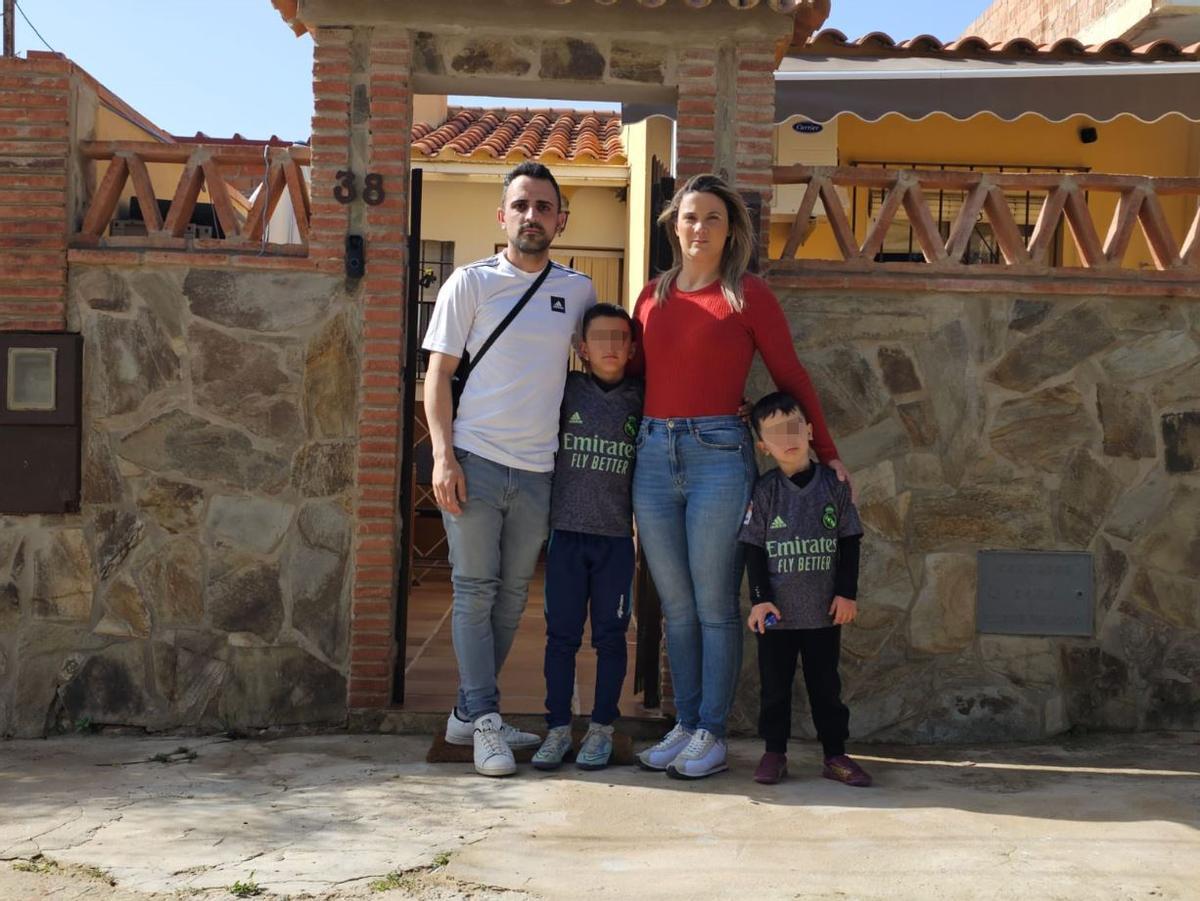 Antonio Aguilar, con su mujer y sus hijos de 8 y 5 años delante de su vivienda, que se introduce 17 m2 en la futura urbanización.