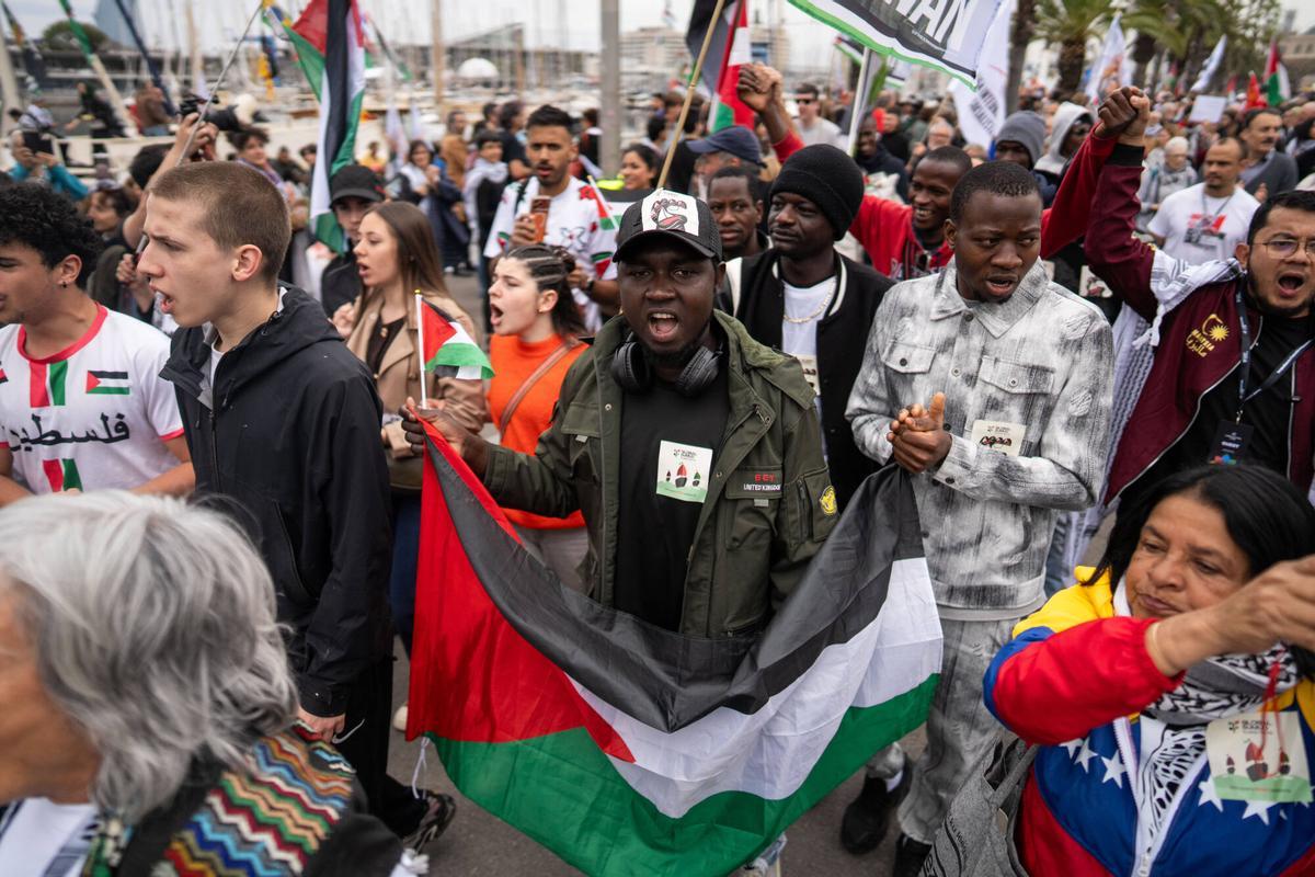 Una nueva flotilla con más de setenta embarcaciones y un millar de participantes se prepara para poner rumbo a Gaza, y el puerto de Barcelona se llena de actividades para apoyar la iniciativa. Foto de Zowy Voeten