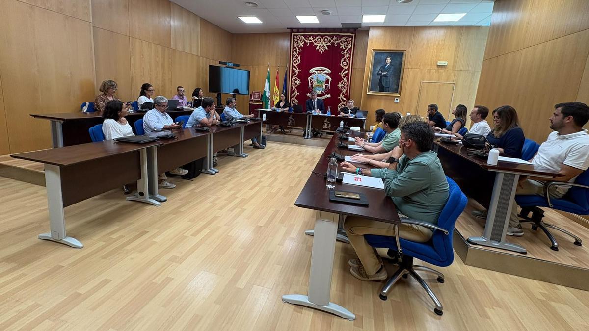 El Ayuntamiento de Puente Genil aprueba su presupuesto municipal de 2026 con el voto a favor del PP y la abstención de IU.