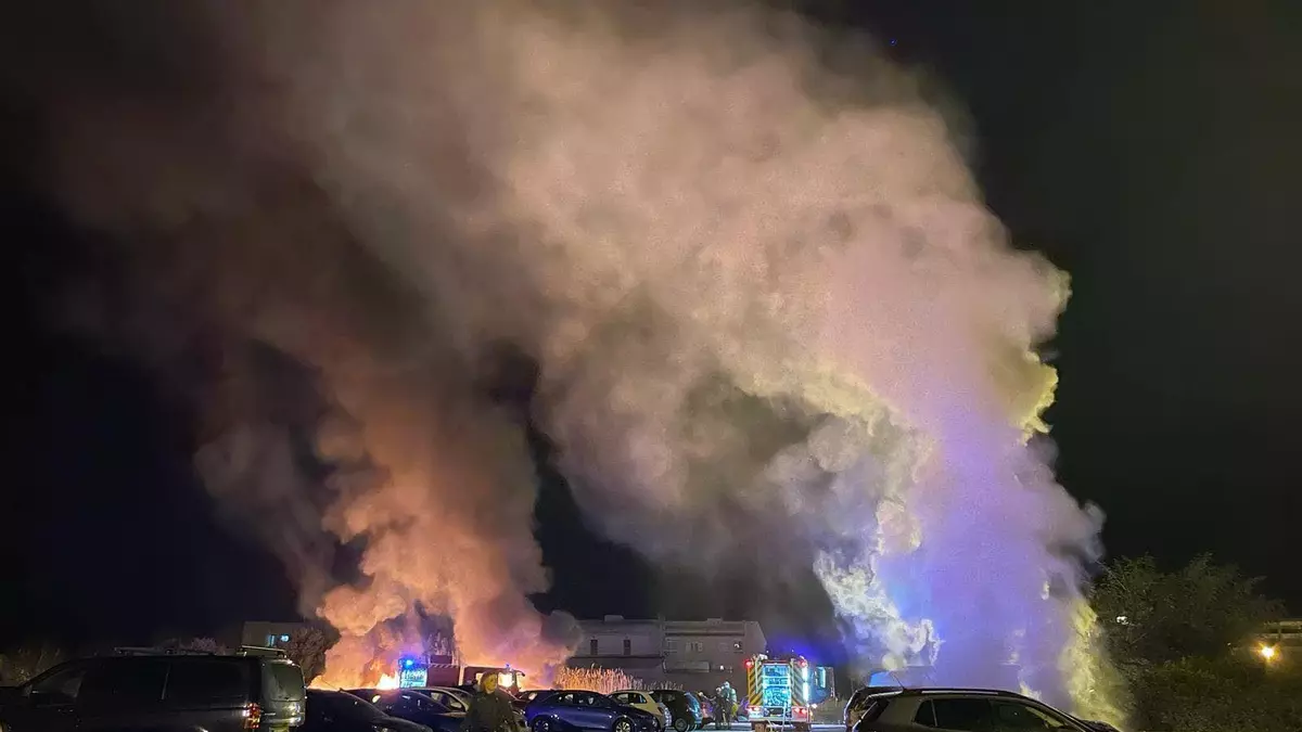 Feuer verwüstet Parkplatz in Port d'Alcúdia – 14 Autos zerstört