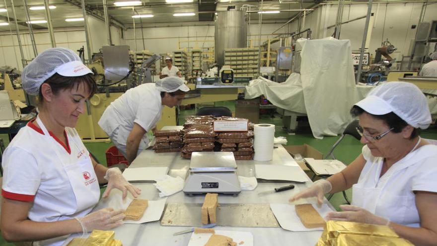 Trabajadores en una fábrica.