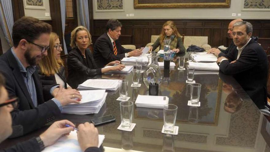 Reunión del Gobierno con los grupos municipales en mayo para negociar el presupuesto municipal de 2016.