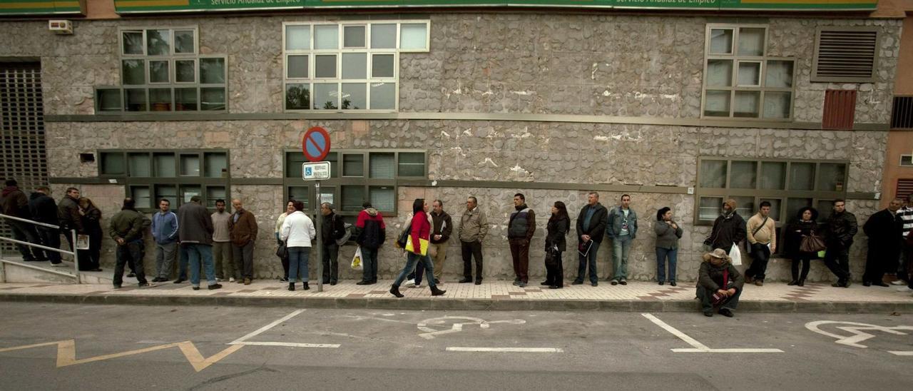 Un grupo de personas hacen cola para ser atendidos en una Oficina del Servicio Andaluz de Empleo.