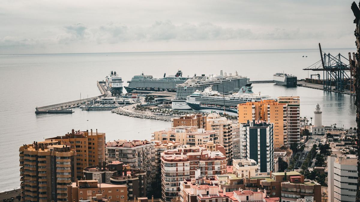 Cinco cruceros atracados en el Puerto de Málaga.