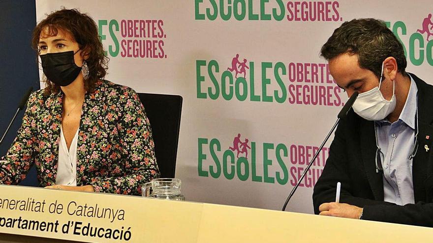 La secretària general d&#039;Educació, Núria Cuenca, i el secretari de Salut, Marc Ramentol, ahir en roda de premsa