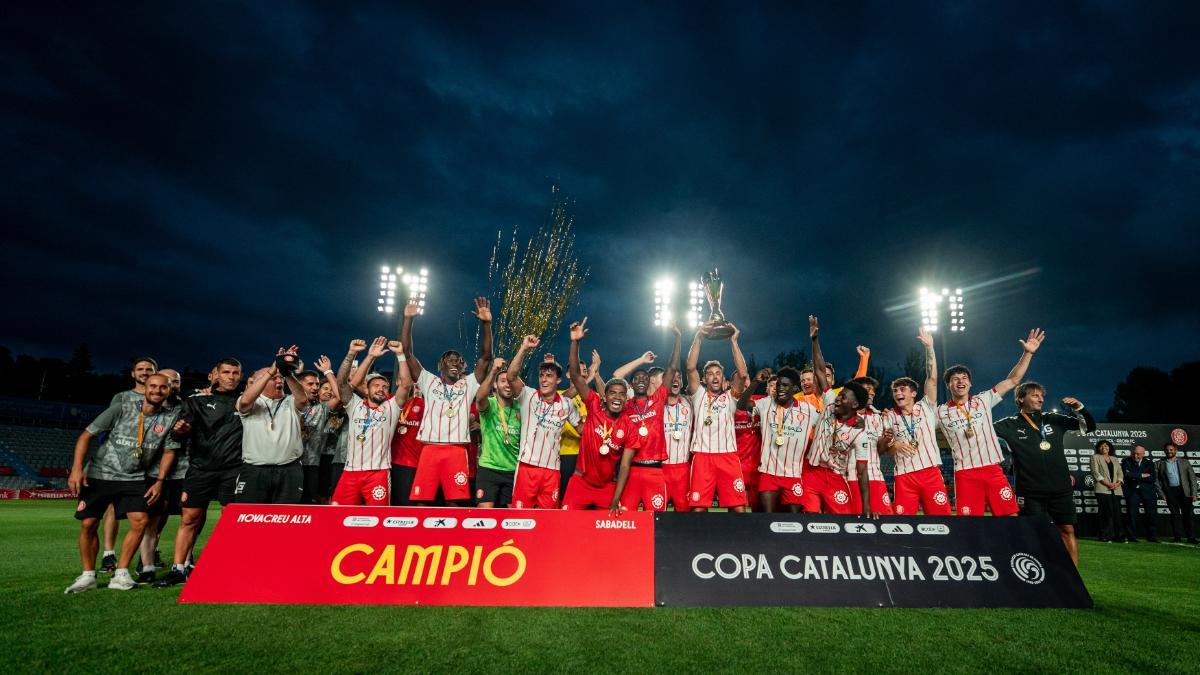 Los jugadores del Girona celebrando la Copa Catalunya