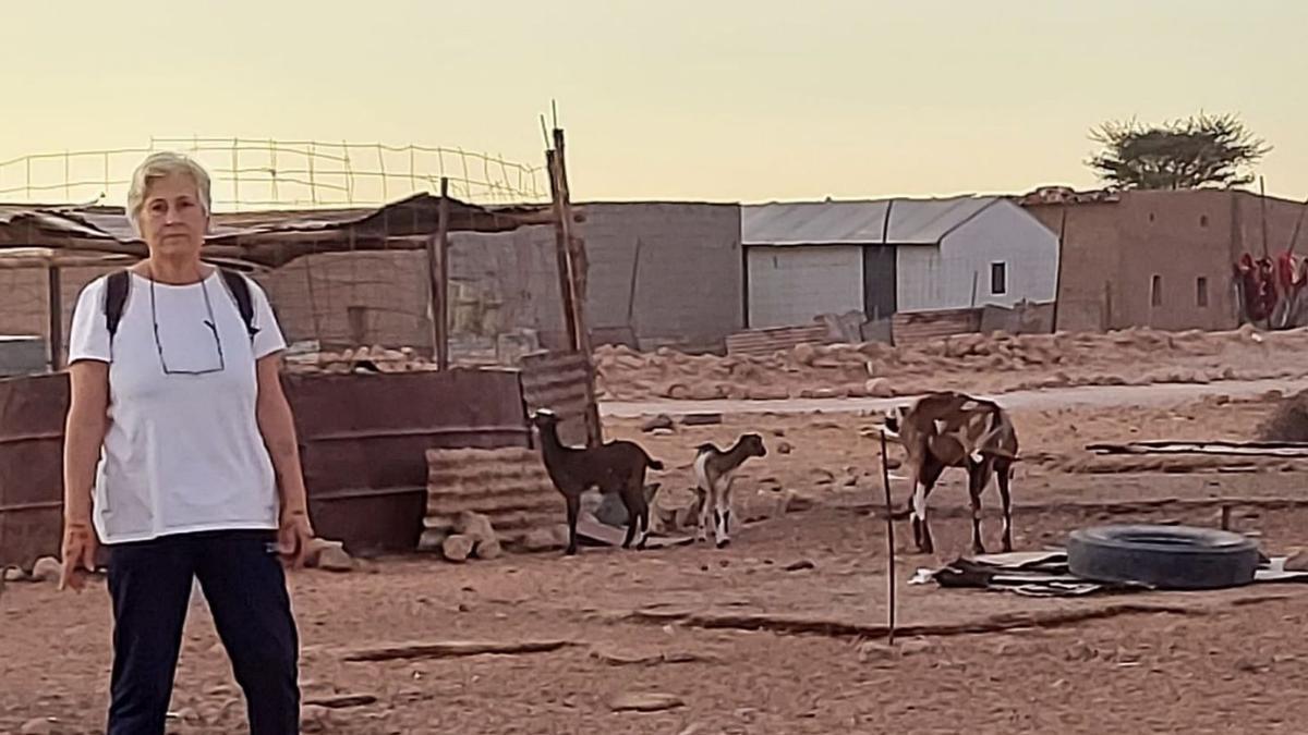 Rosa García, ante las casas de Guelta, en el campamento del Aaiún.   | // FDV