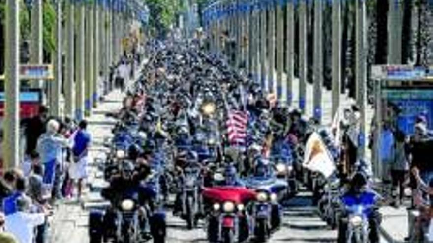 Multitudinario homenaje a las Harley-Davidson