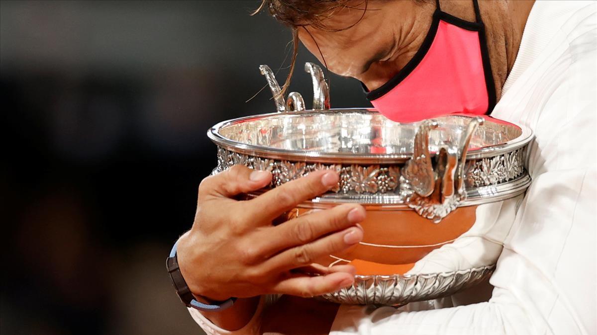 El 11 de octubre de 2020, Rafa Nadal besa el trofeo después de ganar la final de Roland Garros, en París contra el serbio Novak Djokovic