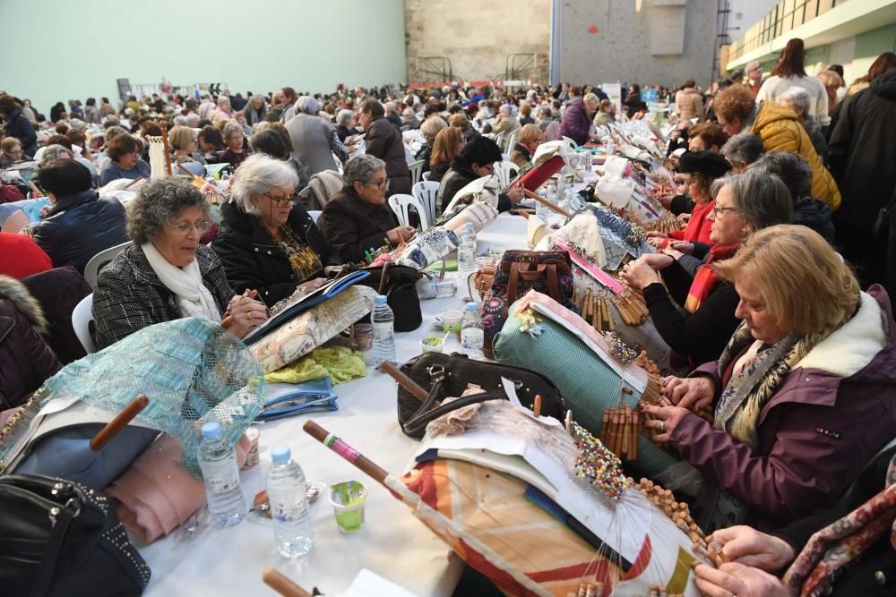 Casi un millar de aficionados a los bolillos, al patchwork y a las vainicas se desplegan en el frontón del Palacio de los Deportes de Riazor en el Encontro Multilabores, que cumple su 8ª edición.