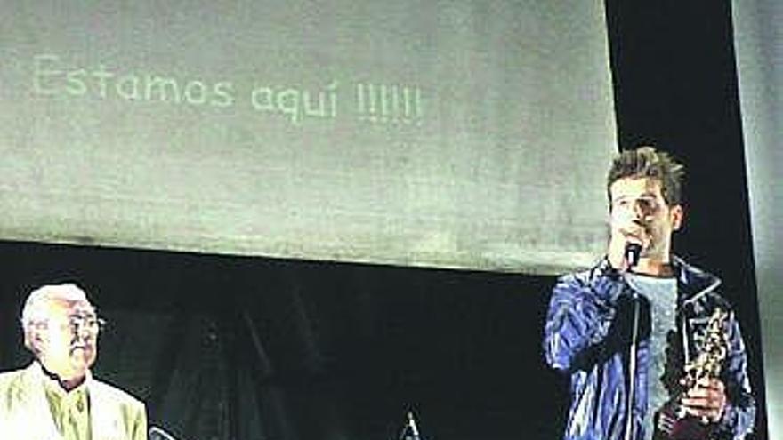 Mario Álvarez, con el premio «Rey Pelayo»; a la izquierda, Ramón del Fresno.