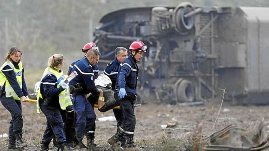 L&#039;equip de rescat trasllada una de les víctimes del tren descarrilat