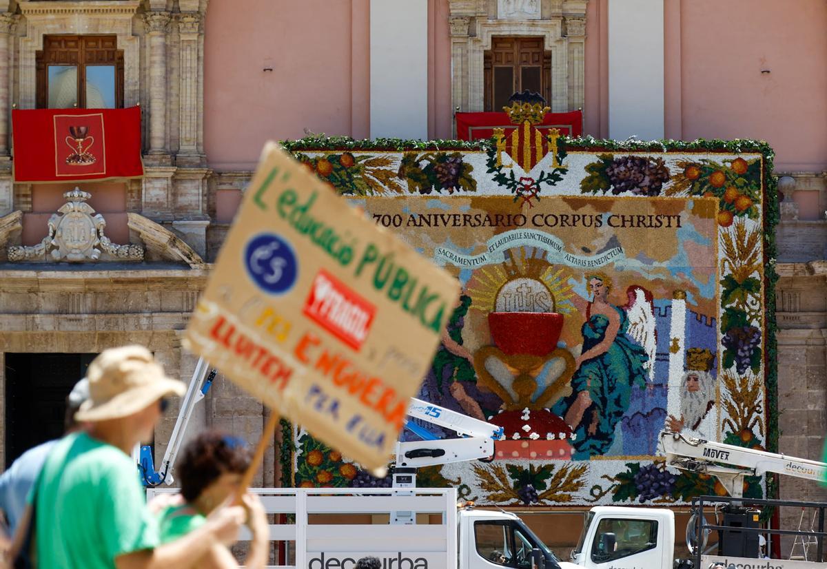Docentes en huelga y organizadores de la fiesta del Corpus conviven en la plaza de la Virgen