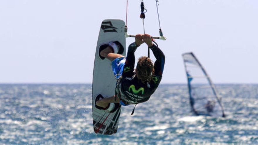 Un deportista practicando kite surf.