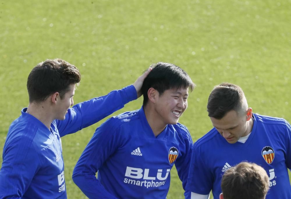 La plantilla felicita a Kang in Lee