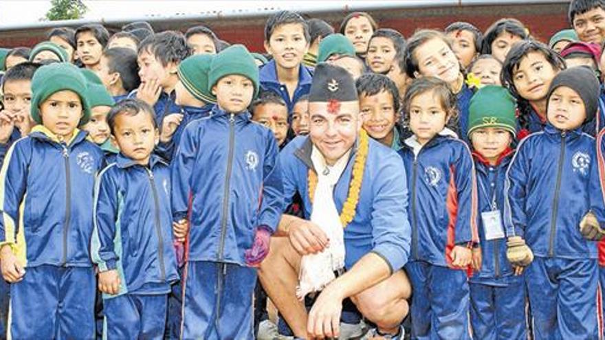 Devolver la sonrisa a los niños nepalís