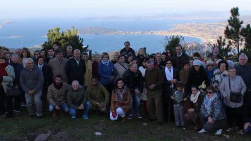 Vecinos y miembros del gobierno local de Baiona, ayer, en el nuevo mirador de O Cortelliño. // FdV