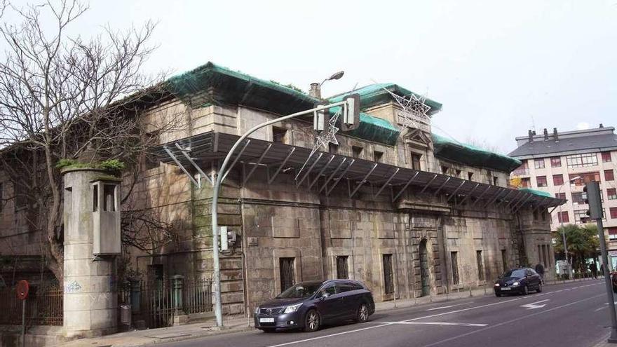 El edificio de la antigua cárcel, donde se pretende construir un hotel balneario. // Iñaki Osorio