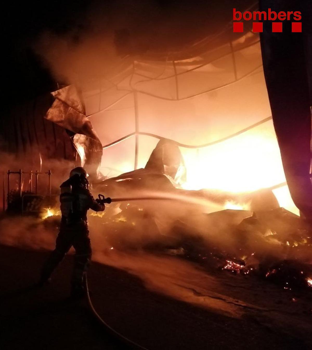 Un incendi en una indústria d’esmalts de Tortosa obliga a activar l’alerta del Plaseqcat