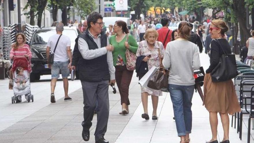 Viandantes por la céntrica Paseo, en la capital.