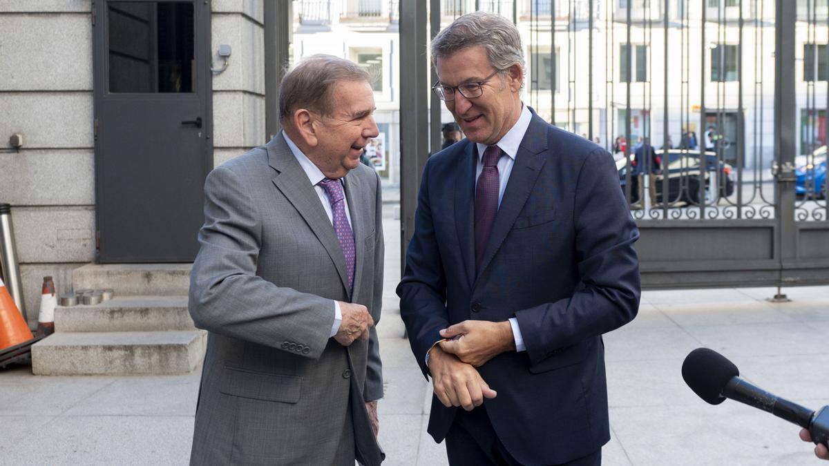 El opositor venezolano Edmundo González (i) y el presidente del PP, Alberto Núñez Feijóo (d), a su llegada a una reunión, en el Congreso de los Diputados.