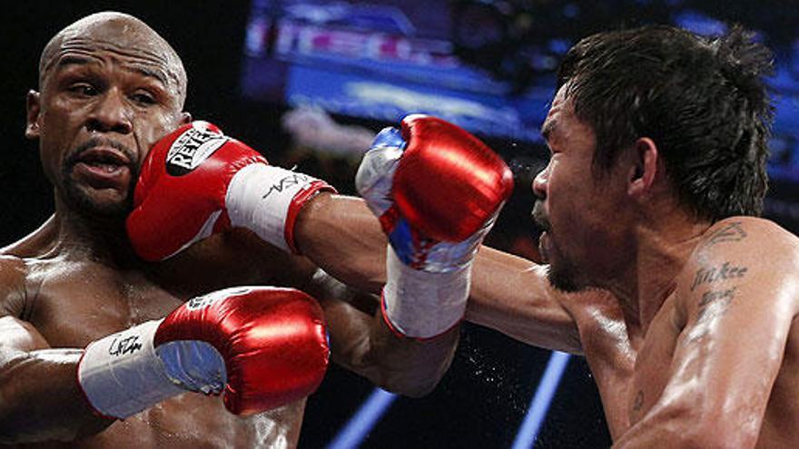 Mayweather y Pacquiao, durante el combate.