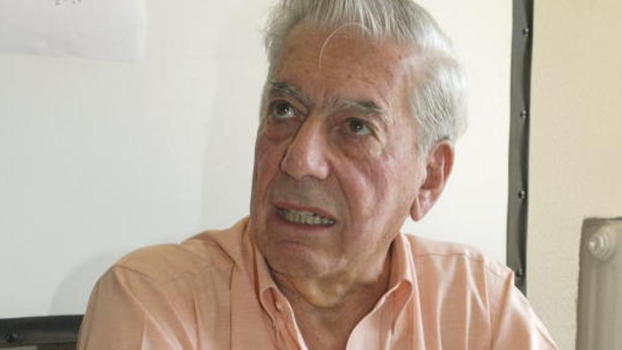 El escritor y Premio Nobel Mario Vargas Llosa durante la rueda de prensa en El Escorial.