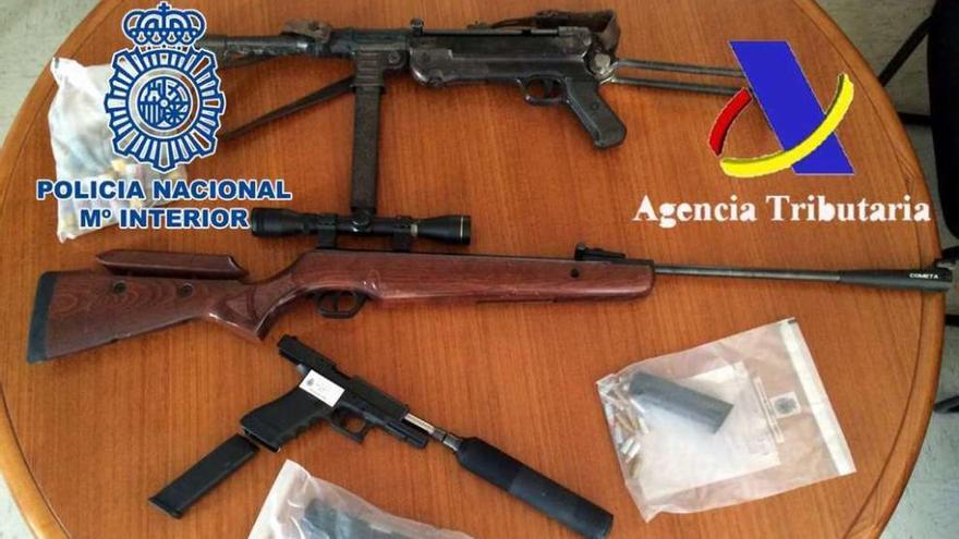 Armas incautadas en la operación desarrollada por la Policía Nacional y la Agencia Tributuaria. // Fdv