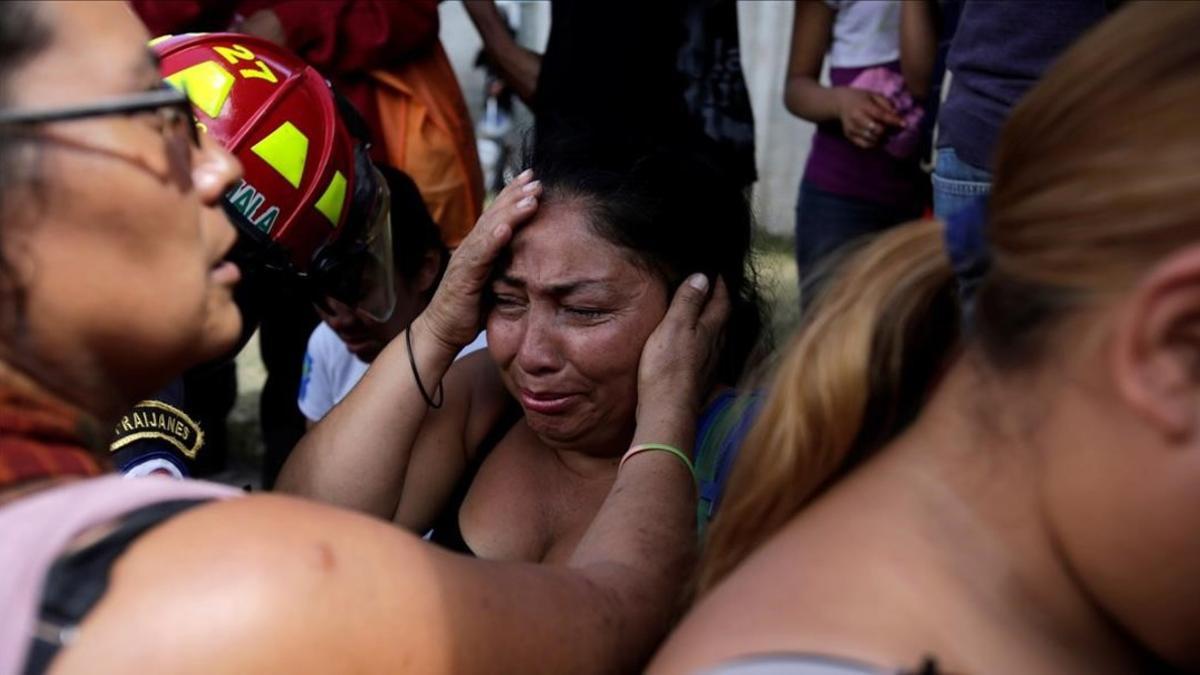 Los familiares de los menores fallecidos esperan ansiosos en el refugio de Virgen de la Asunción.