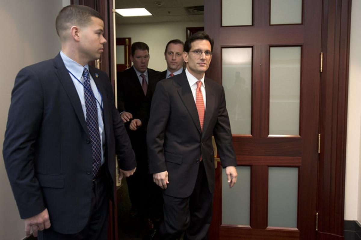 El líder de la majoria republicana a la Cambra de Representants, Eric Cantor, abandona una reunió del seu partit sobre el pacte fiscal, aquest dimarts al Capitoli. El líder de la majoria republicana a la Cambra de Representants, Eric Cantor, abandona una reunió del seu partit sobre el pacte fiscal, aquest dimarts al Capitoli.