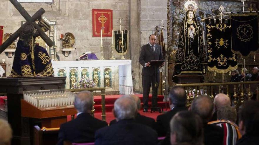 Javier Menéndez Ferré, ayer, leyendo el pregón de la Semana Santa avilesina.