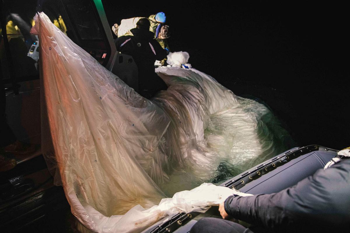 Marineros americanos recogen un globo de vigilancia chino frente a la costa de Myrtle Beach, Carolina del Sur, en el océano Atlántico el 5 de febrero