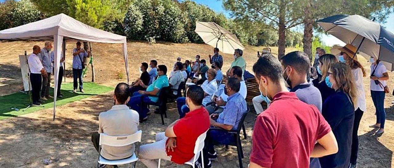 Ayer, durante el acto de inauguración del cementerio musulmán (arriba), en el que los difuntos son inhumados directamente en la tierra (derecha).