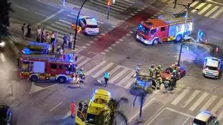 Un coche da una vuelta de campana y vuelca tras chocar contra otro vehículo en Málaga capital