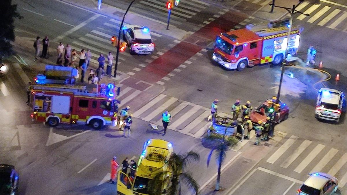 Momento en el que los servicios de emergencia trabajan en el lugar del accidente de la avenida de la Aurora de Málaga.