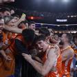 Sergio de Larrea celebra con el público del Roig Arena la victoria sobre Olympiacos