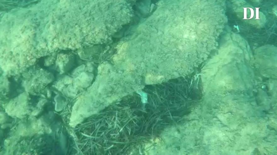 Plásticos bajo en mar en Ibiza