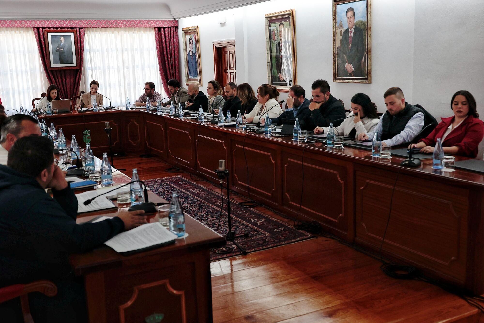 Pleno para destituir a Más por Arona e incorporar a Vox al gobierno municipal