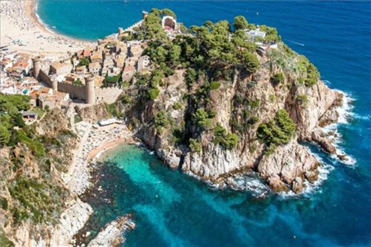 On: Al costat del casc antic de Tossa de Mar. Serveis: Tots menys per a discapacitats. Ocupació: Alta. Ideal per a amants de la història.