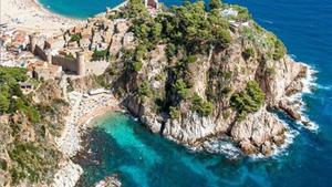 On: Al costat del casc antic de Tossa de Mar. Serveis: Tots menys per a discapacitats. Ocupació: Alta. Ideal per a amants de la història.