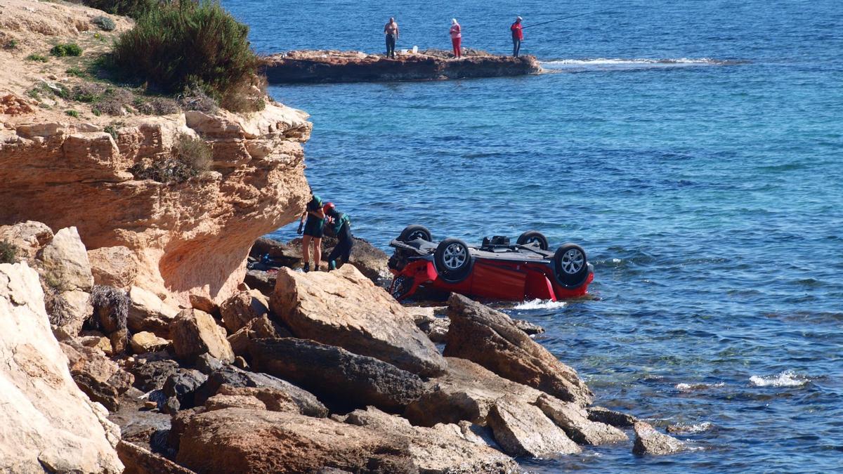 La Policía Local halla un vehículo en un acantilado de Orihuela Costa