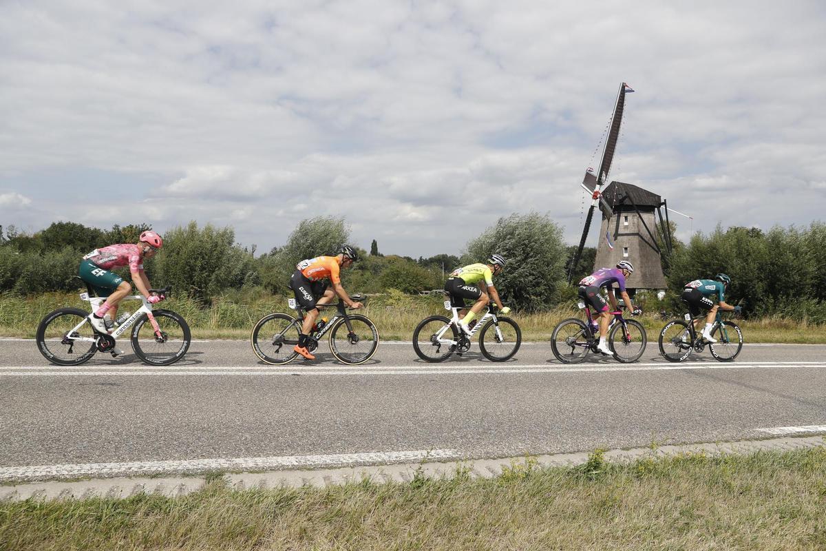 ’S-HERTOGENBOSCH, 20/08/2022.-Grupo de escapados durante la segunda etapa de La Vuelta 2022, con un recorrido entre las localidades de ’s-Hertogenbosch y Utrecht, Países Bajos. EFE/ Javier Lizón