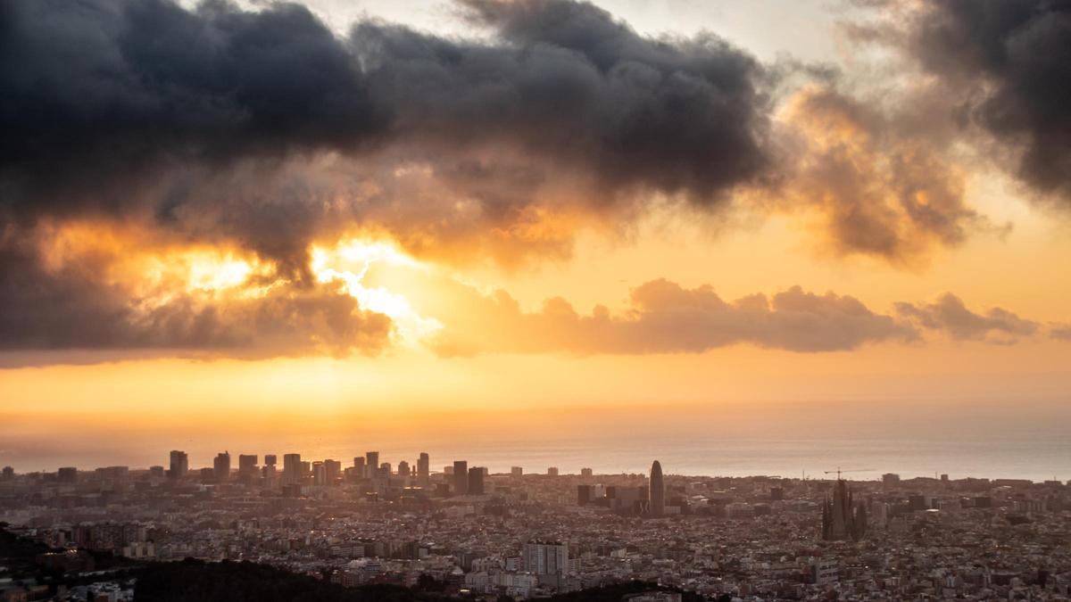 Nubes matinales inofensivas sobre la costa central de Barcelona, el 6 de marzo del 2024