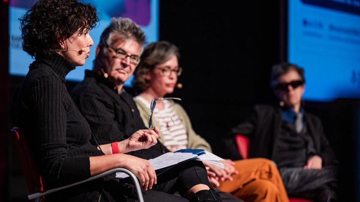 Tannia R. Tamayo, Manuel Moreno, M. J. Bausà y Lola Robles en el debate sobre ciencia ficción e IA en el Festival 42.