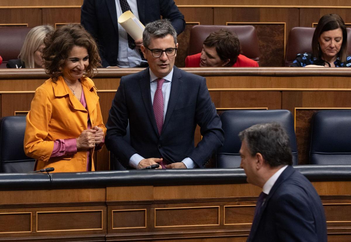 L’Estat negocia contra rellotge per perpetuar la taxa a energètiques i banca L’Estat negocia contra rellotge per perpetuar la taxa a energètiques i banca