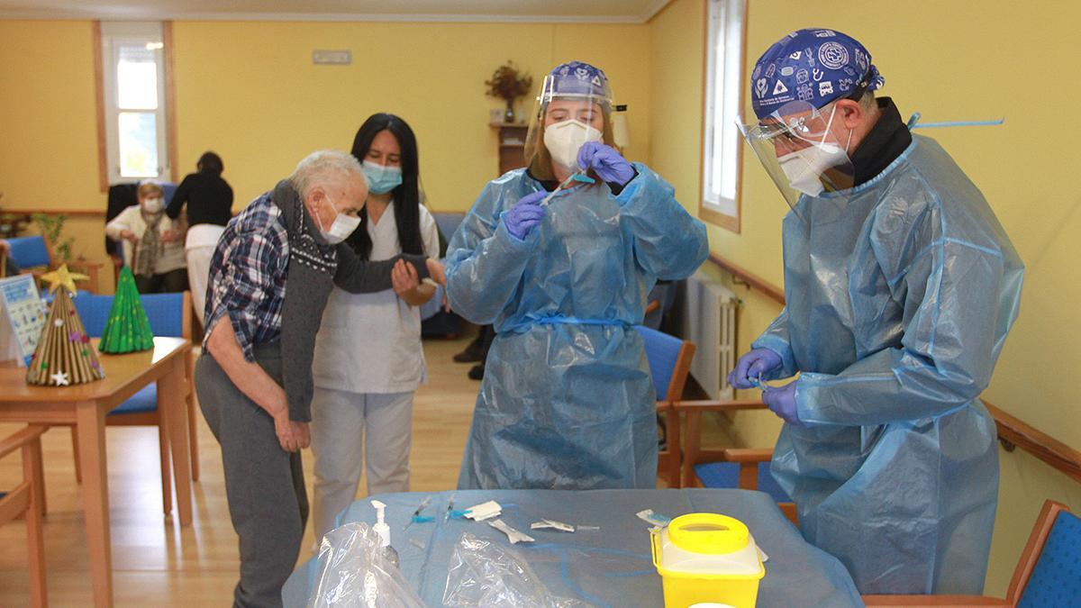 Vacunación en la residencia Xardín Virxen da Rábeda de San Cibrao