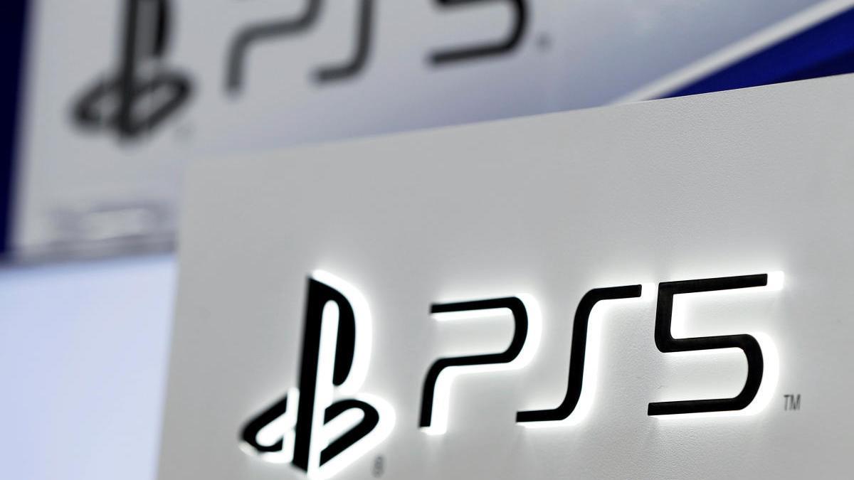 El logo de la consola PS5 en una tienda de Tokio.