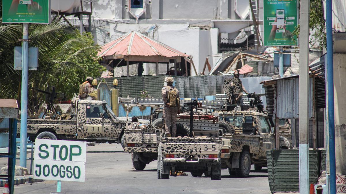 Fuerzas de seguridad de Somalia bloquean la carretera que lleva al hotel SYL, en la capital, Mogadiscio, tras un ataque reclamado por Al Shabaab.