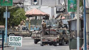 Fuerzas de seguridad de Somalia bloquean la carretera que lleva al hotel SYL, en la capital, Mogadiscio, tras un ataque reclamado por Al Shabaab